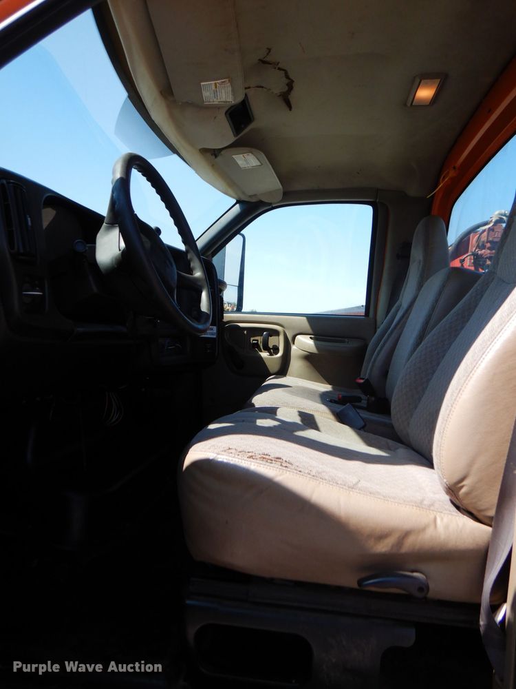 image for item DS5631 2007 GMC C5500 flatbed truck