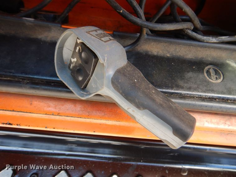 image for item DS5631 2007 GMC C5500 flatbed truck