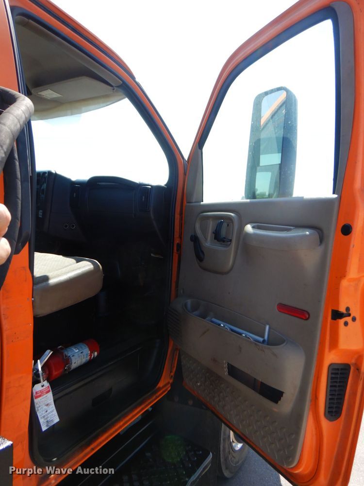 image for item DS5631 2007 GMC C5500 flatbed truck