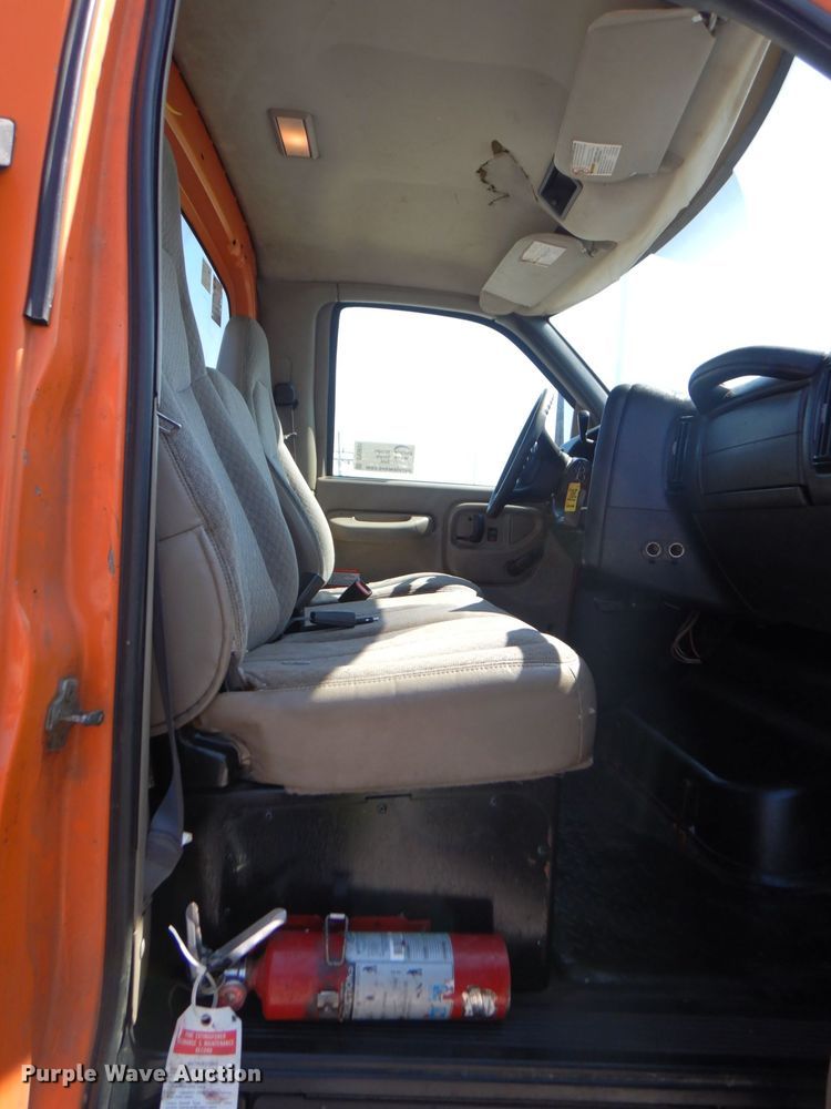 image for item DS5631 2007 GMC C5500 flatbed truck