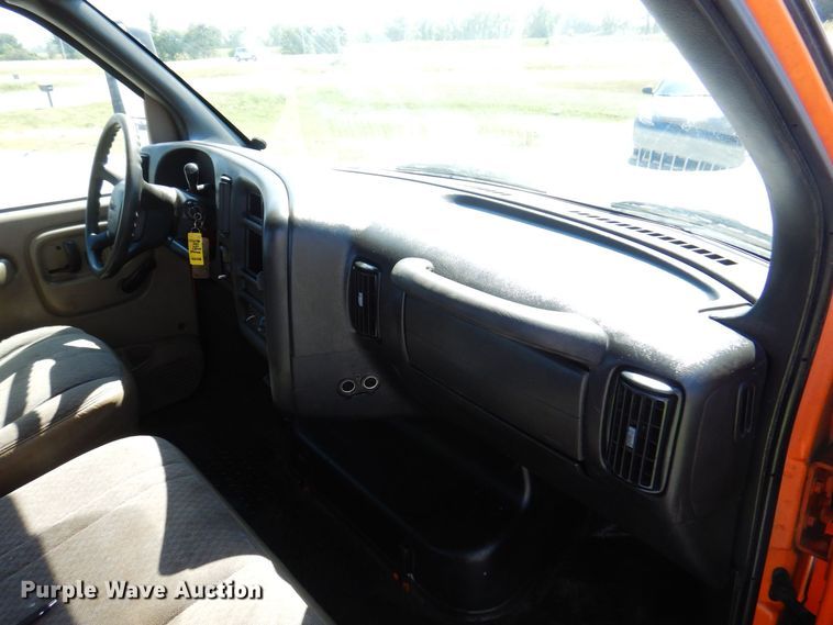 image for item DS5631 2007 GMC C5500 flatbed truck