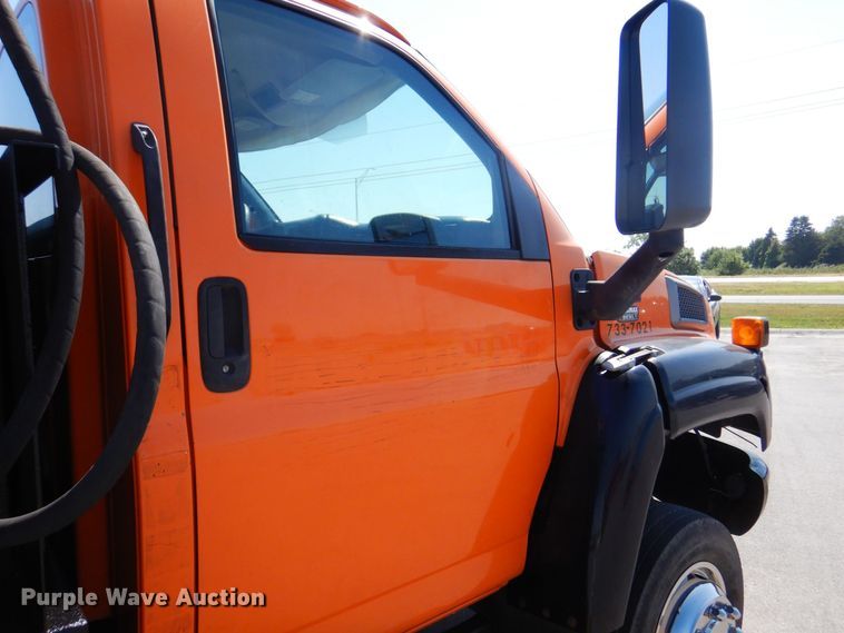 image for item DS5631 2007 GMC C5500 flatbed truck