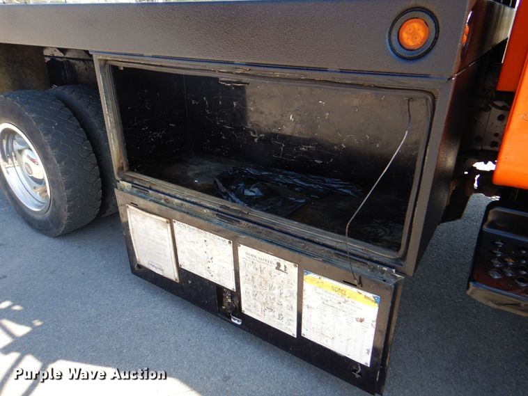 image for item DS5631 2007 GMC C5500 flatbed truck