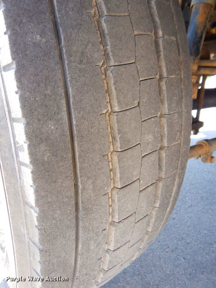 image for item DS5631 2007 GMC C5500 flatbed truck