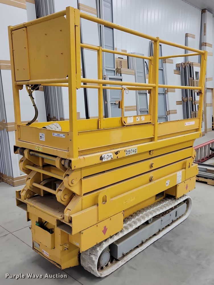 image for item IQ9879 Scissor lift