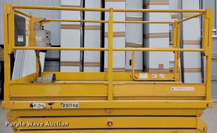 image for item IQ9879 Scissor lift