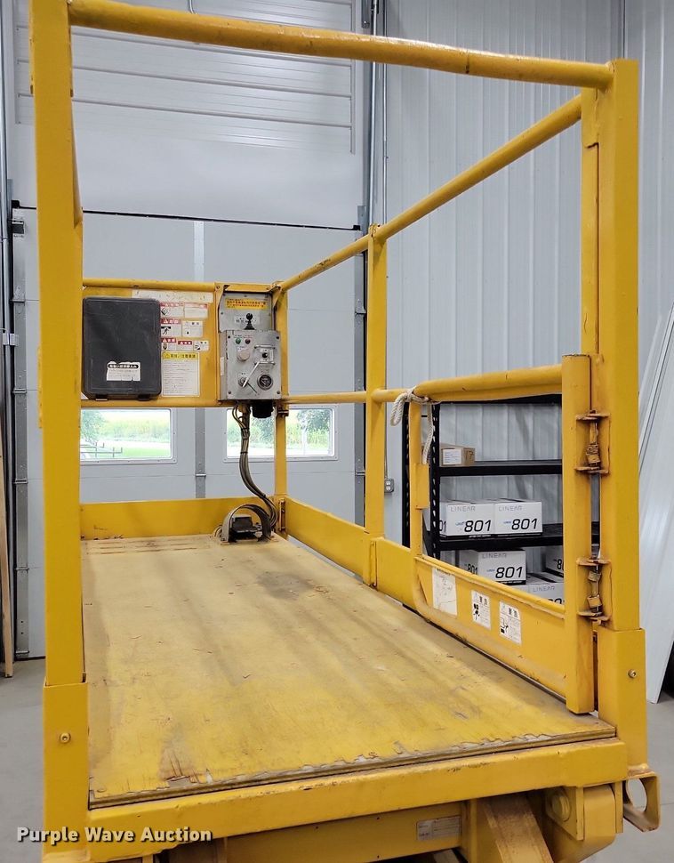 image for item IQ9879 Scissor lift