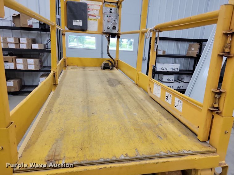 image for item IQ9879 Scissor lift