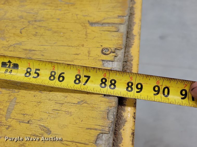 image for item IQ9879 Scissor lift