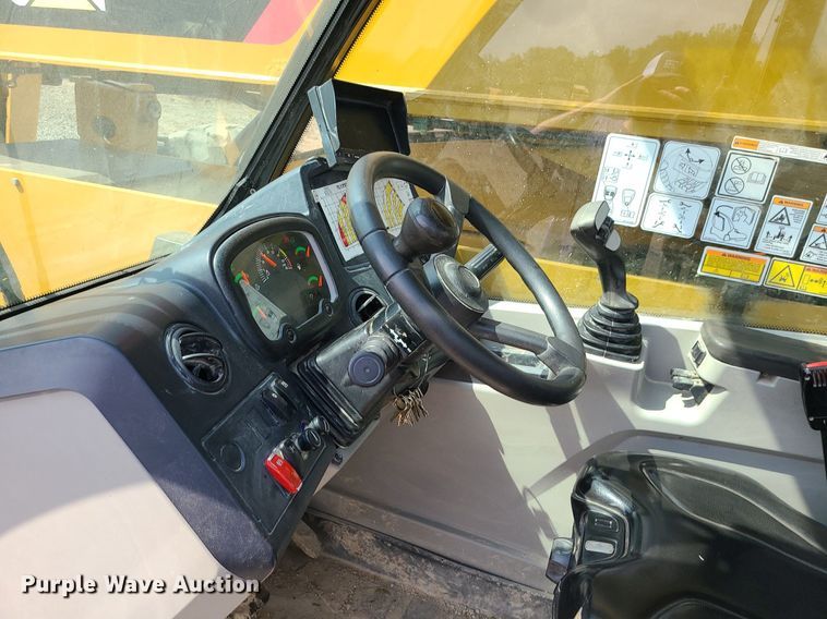 image for item JC9994 2017 Caterpillar TL1255D  telehandler