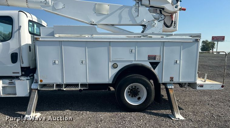 image for item KW9076 2006 Freightliner Business Class M2  bucket truck