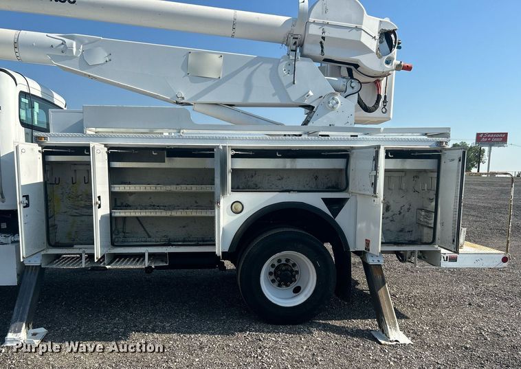 image for item KW9076 2006 Freightliner Business Class M2  bucket truck