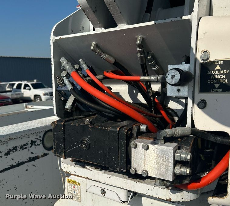 image for item KW9076 2006 Freightliner Business Class M2  bucket truck