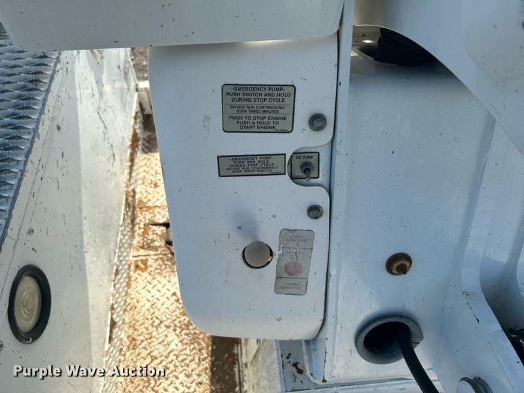 image for item KW9076 2006 Freightliner Business Class M2  bucket truck