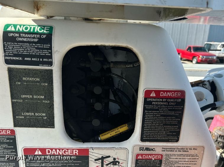 image for item KW9076 2006 Freightliner Business Class M2  bucket truck