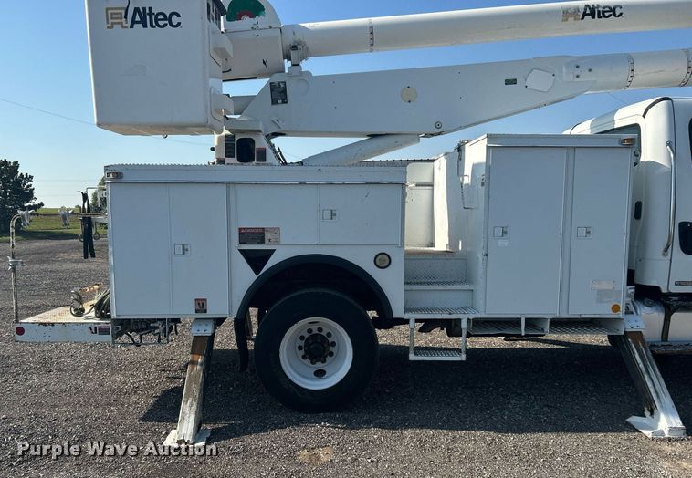 image for item KW9076 2006 Freightliner Business Class M2  bucket truck
