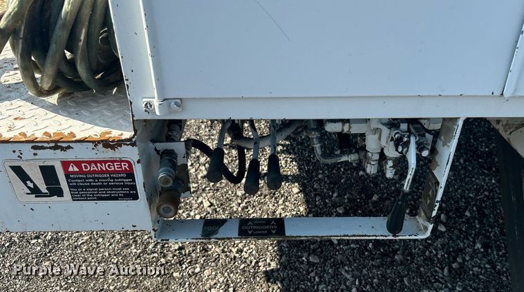 image for item KW9076 2006 Freightliner Business Class M2  bucket truck
