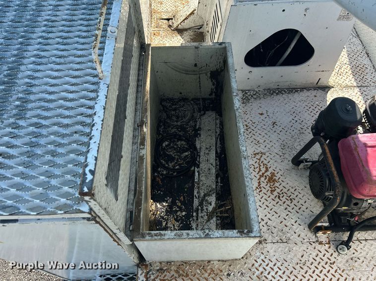 image for item KW9076 2006 Freightliner Business Class M2  bucket truck