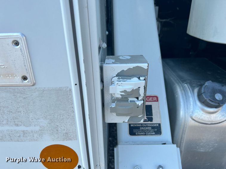 image for item KW9076 2006 Freightliner Business Class M2  bucket truck