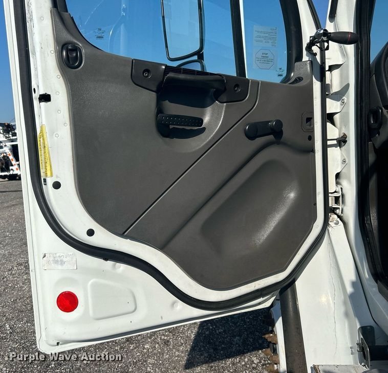 image for item KW9076 2006 Freightliner Business Class M2  bucket truck