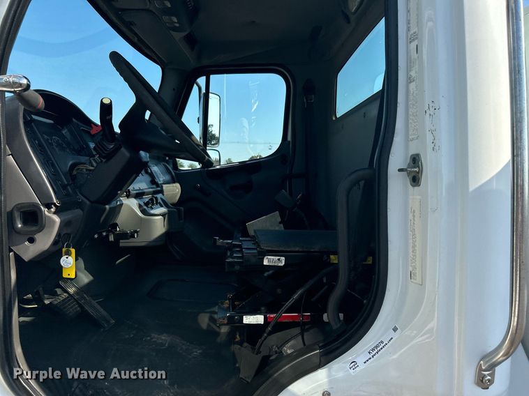 image for item KW9076 2006 Freightliner Business Class M2  bucket truck