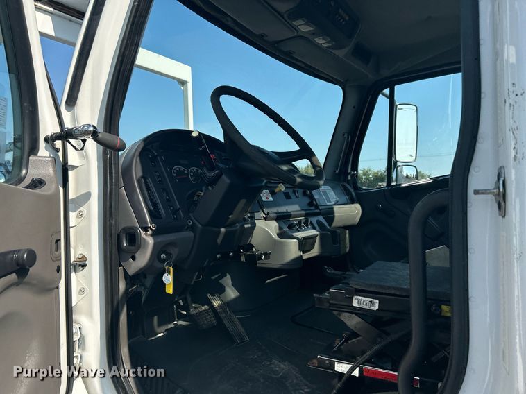 image for item KW9076 2006 Freightliner Business Class M2  bucket truck