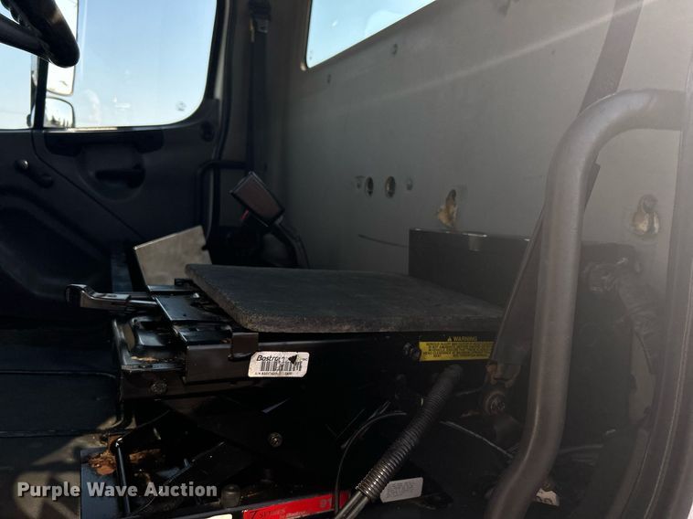 image for item KW9076 2006 Freightliner Business Class M2  bucket truck