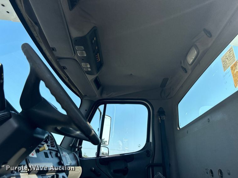 image for item KW9076 2006 Freightliner Business Class M2  bucket truck