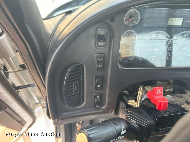 image for item KW9076 2006 Freightliner Business Class M2  bucket truck