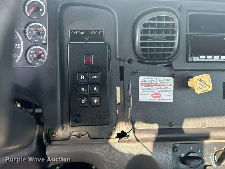 image for item KW9076 2006 Freightliner Business Class M2  bucket truck