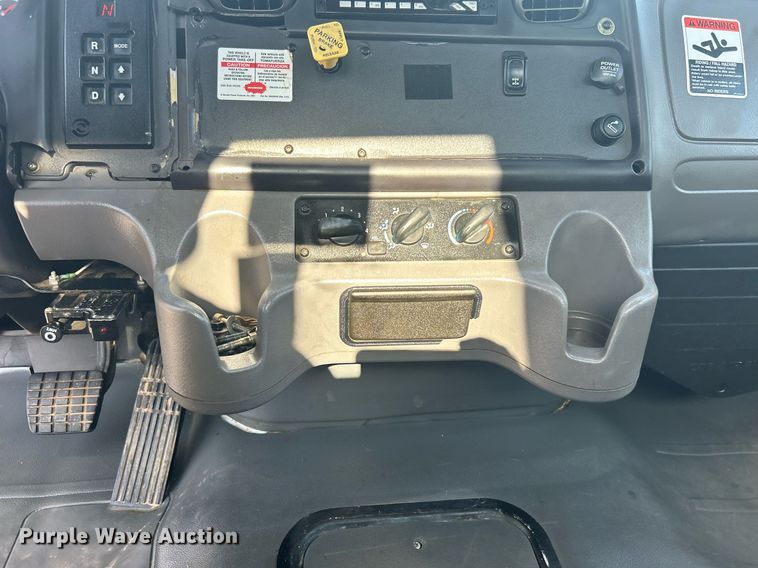 image for item KW9076 2006 Freightliner Business Class M2  bucket truck