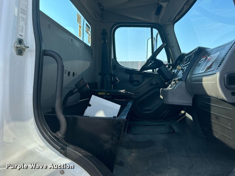 image for item KW9076 2006 Freightliner Business Class M2  bucket truck