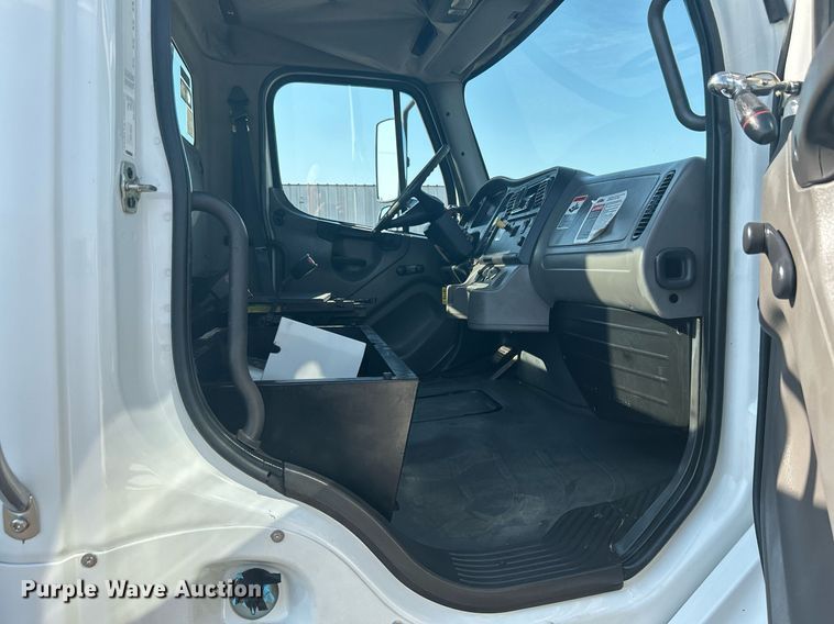 image for item KW9076 2006 Freightliner Business Class M2  bucket truck