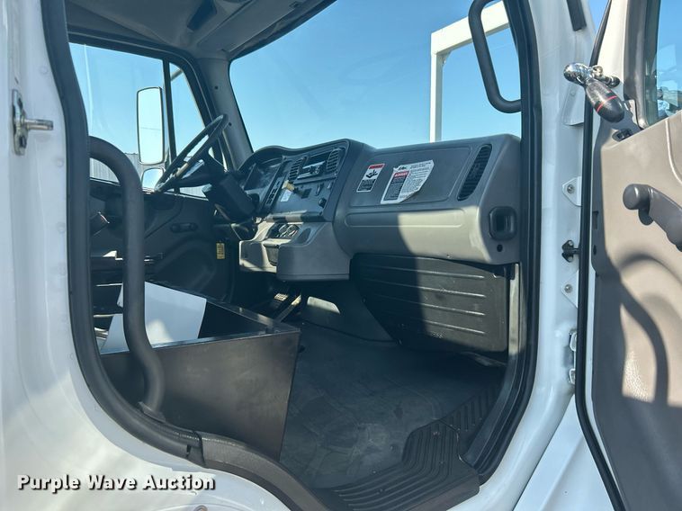 image for item KW9076 2006 Freightliner Business Class M2  bucket truck