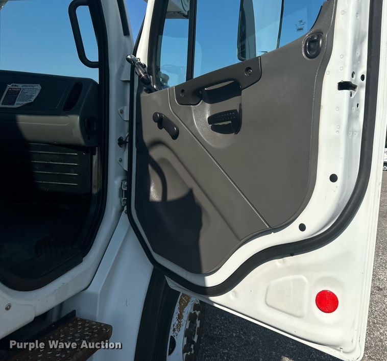 image for item KW9076 2006 Freightliner Business Class M2  bucket truck