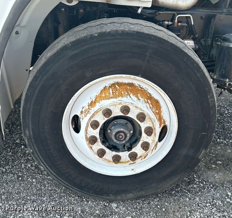 image for item KW9076 2006 Freightliner Business Class M2  bucket truck