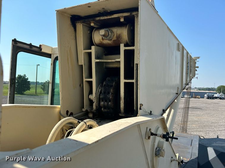 image for item KW9077 1995 Lorain LRT445  crane