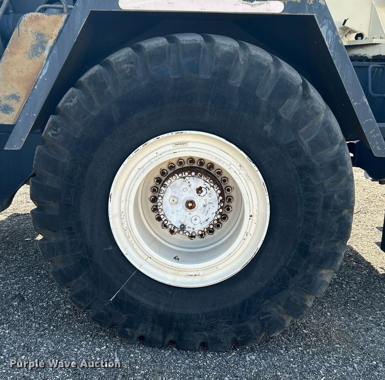 image for item KW9077 1995 Lorain LRT445  crane