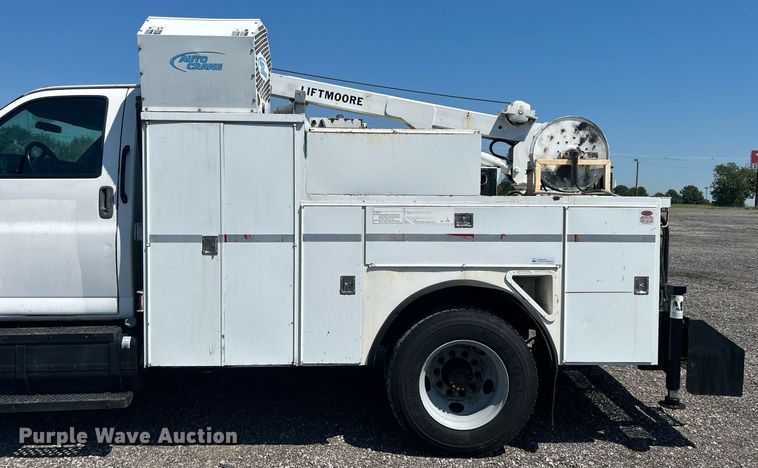 image for item KW9087 2007 Chevrolet C7500  utility / service truck