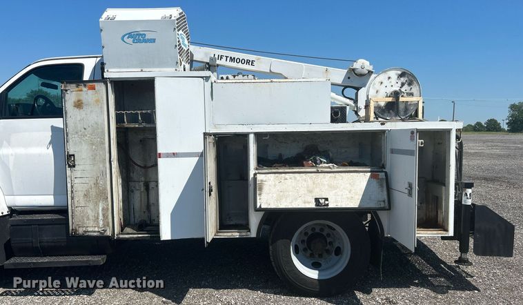 image for item KW9087 2007 Chevrolet C7500  utility / service truck