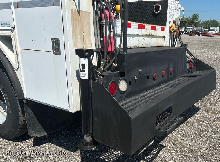 image for item KW9087 2007 Chevrolet C7500  utility / service truck