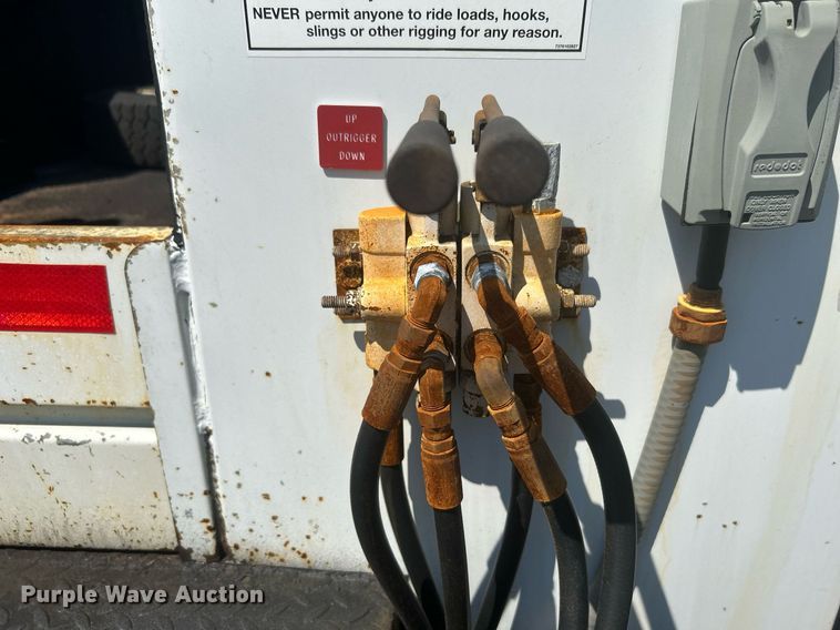 image for item KW9087 2007 Chevrolet C7500  utility / service truck