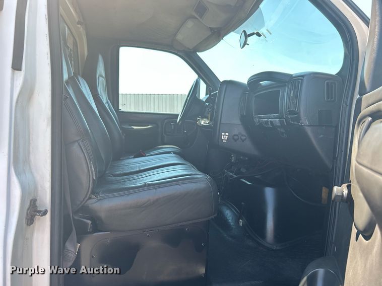 image for item KW9087 2007 Chevrolet C7500  utility / service truck