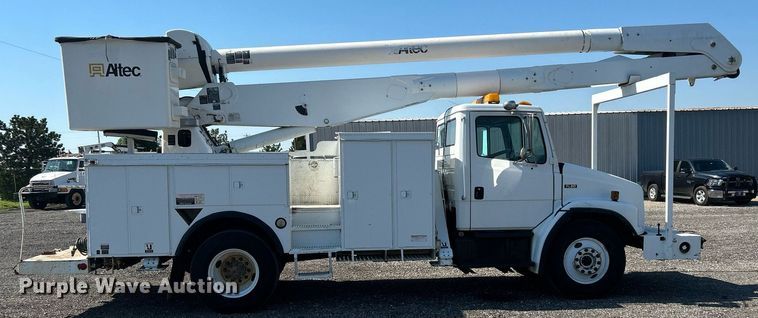 image for item KW9089 2003 Freightliner FL80  bucket truck