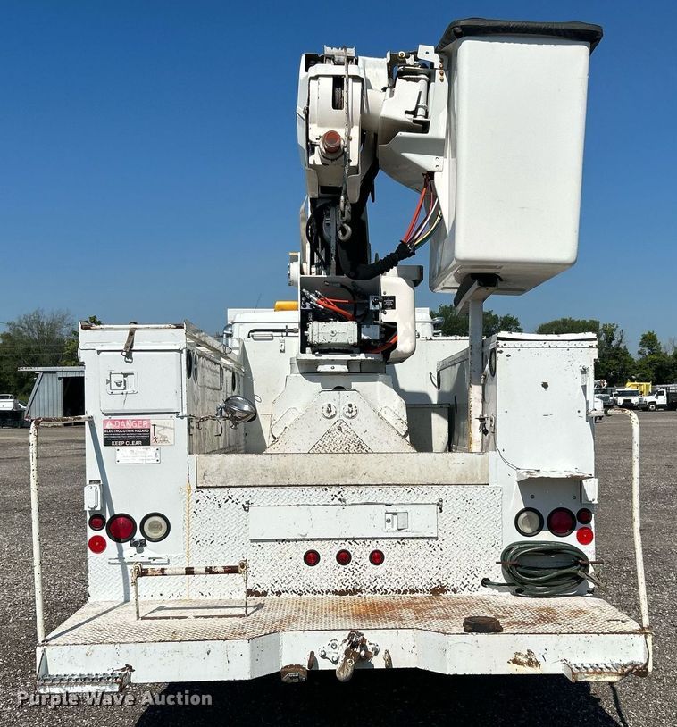 image for item KW9089 2003 Freightliner FL80  bucket truck