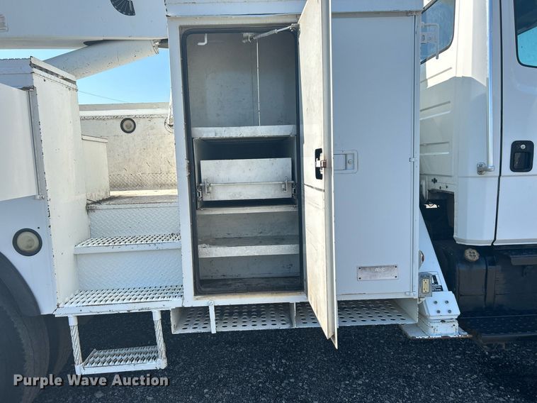 image for item KW9089 2003 Freightliner FL80  bucket truck