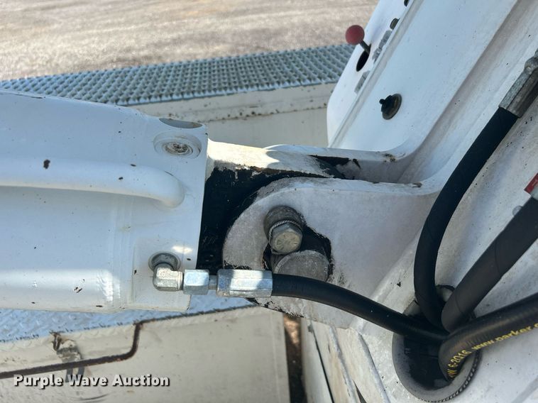 image for item KW9089 2003 Freightliner FL80  bucket truck