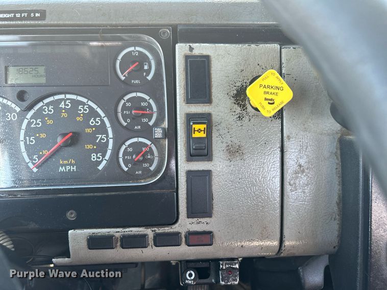 image for item KW9089 2003 Freightliner FL80  bucket truck