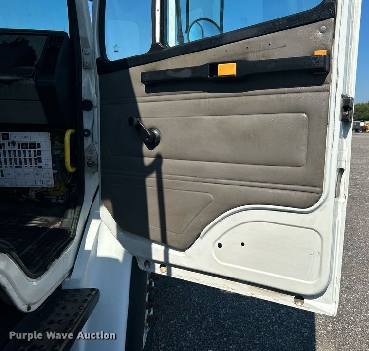 image for item KW9089 2003 Freightliner FL80  bucket truck