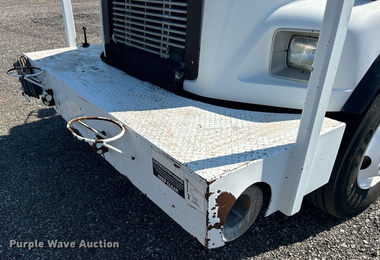 image for item KW9089 2003 Freightliner FL80  bucket truck